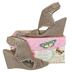 Avon Taupe Wedge Style Sandals Modern Perforated Design Womens Size 9